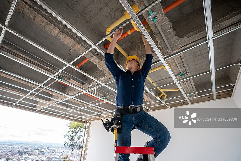建筑承包商在建筑工地检查管道图片素材