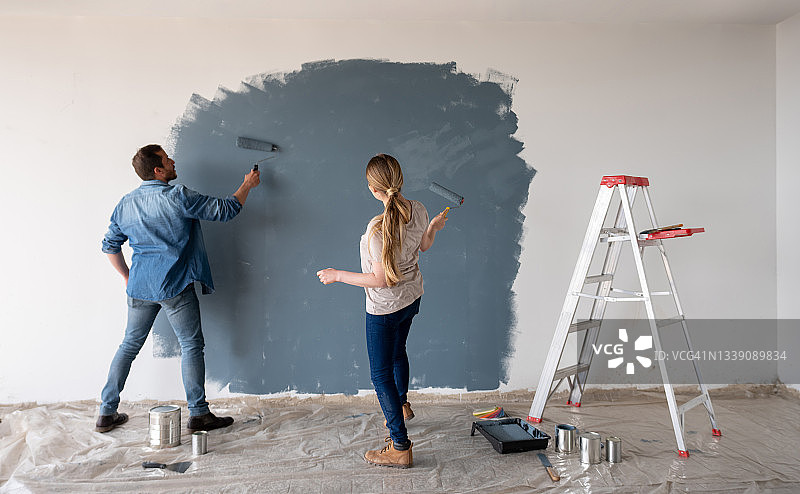 幸福情侣一起粉刷房子图片素材