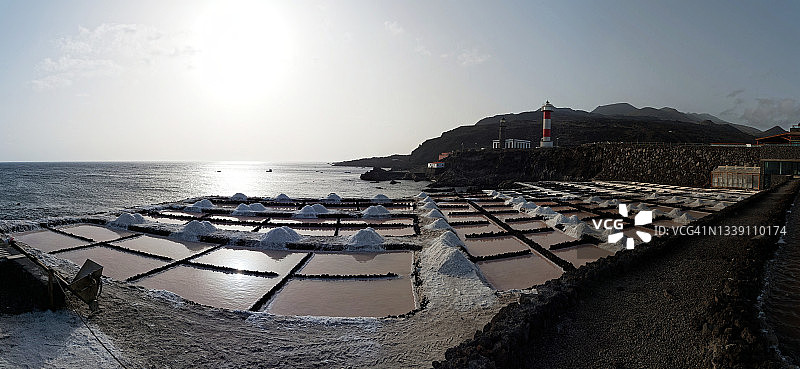 富恩卡连特的盐池与日落时分的灯塔图片素材