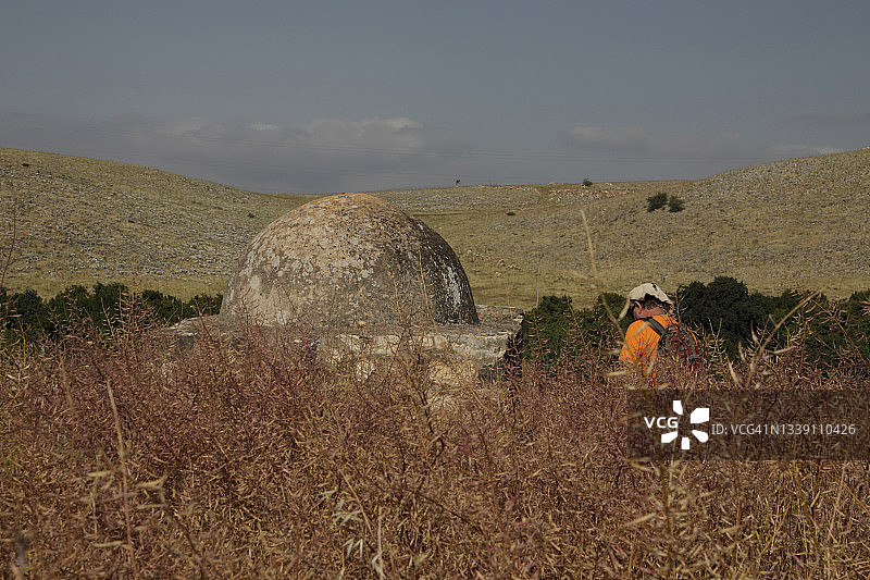 荆棘地中纪念圣经事件的建筑穹顶图片素材