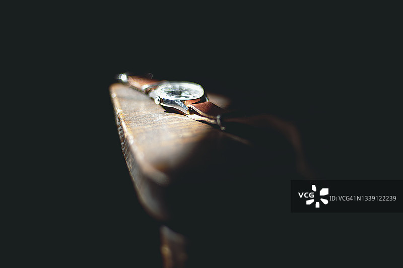 木椅上的复古手表图片素材