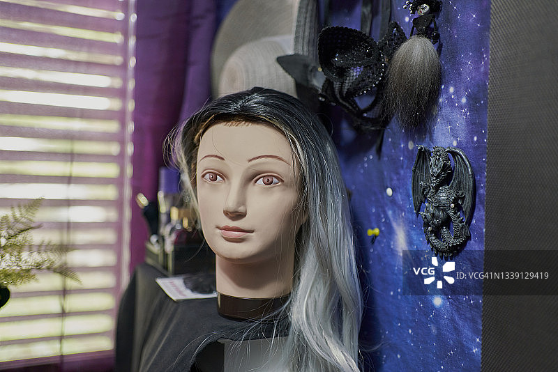 万圣节银色假发人体模型正面照图片素材