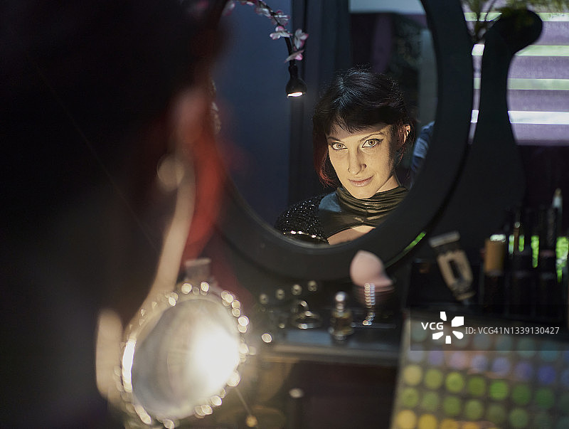 卧室里女人照镜子的特写图片素材