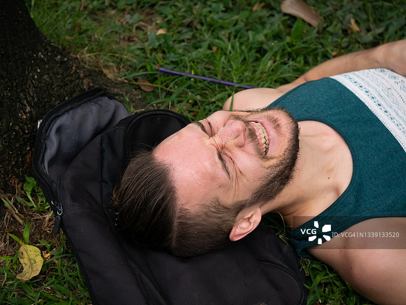 躺在草地上的白人男子图片素材