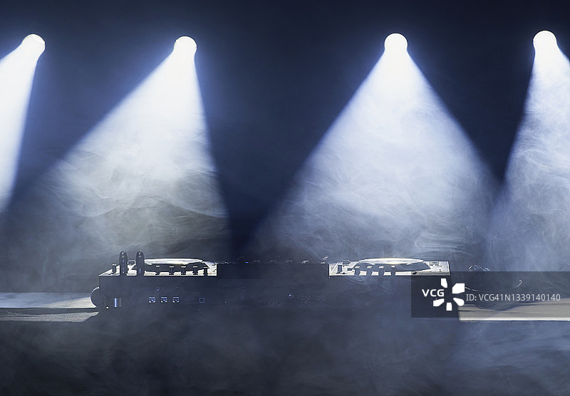 照明的DJ台娱乐混音器设备图片素材