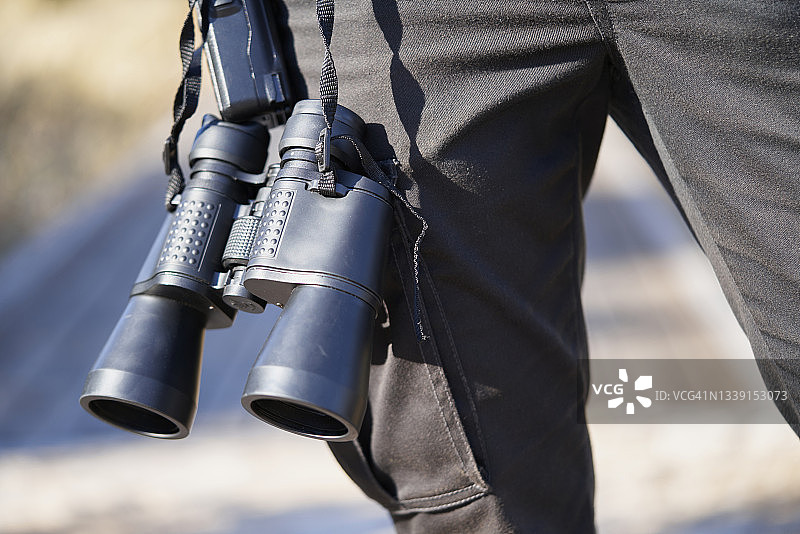民防官员的双筒望远镜特写图片素材
