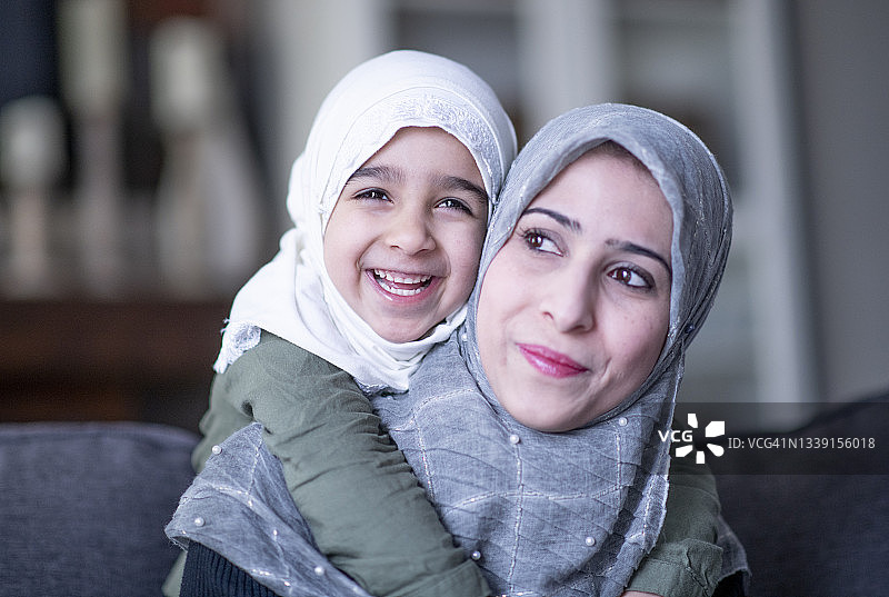 美丽的穆斯林母亲和年轻的女儿图片素材