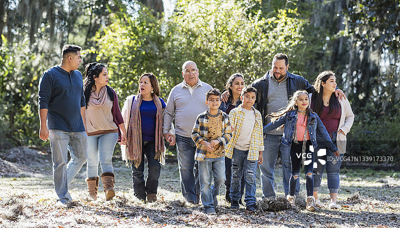 在公园散步的西班牙裔大家庭图片素材