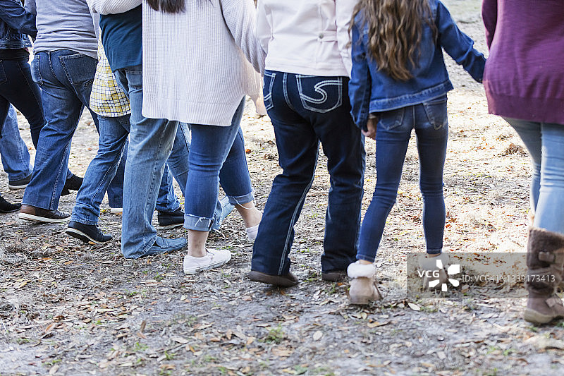 西班牙裔家庭多代人步行图片素材