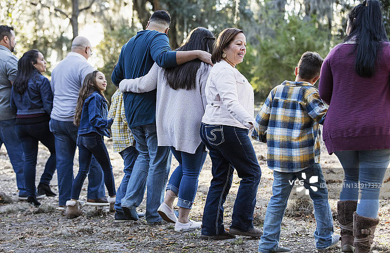 西班牙裔多代家庭行走的背影图片素材