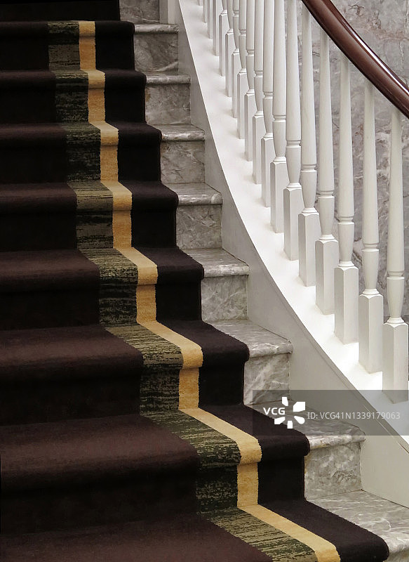 铺有地毯的豪华大理石楼梯图片素材