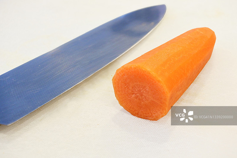 砧板上的胡萝卜和厨刀图片素材