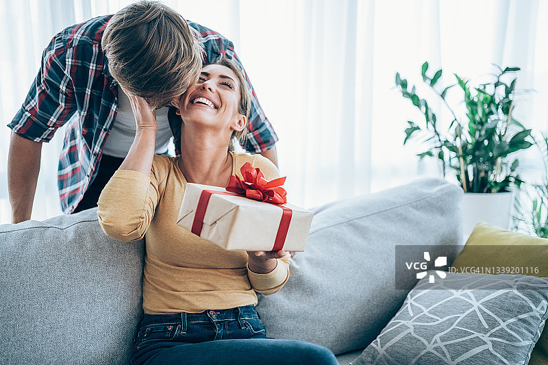 快乐的年轻女人收到男友的礼物图片素材