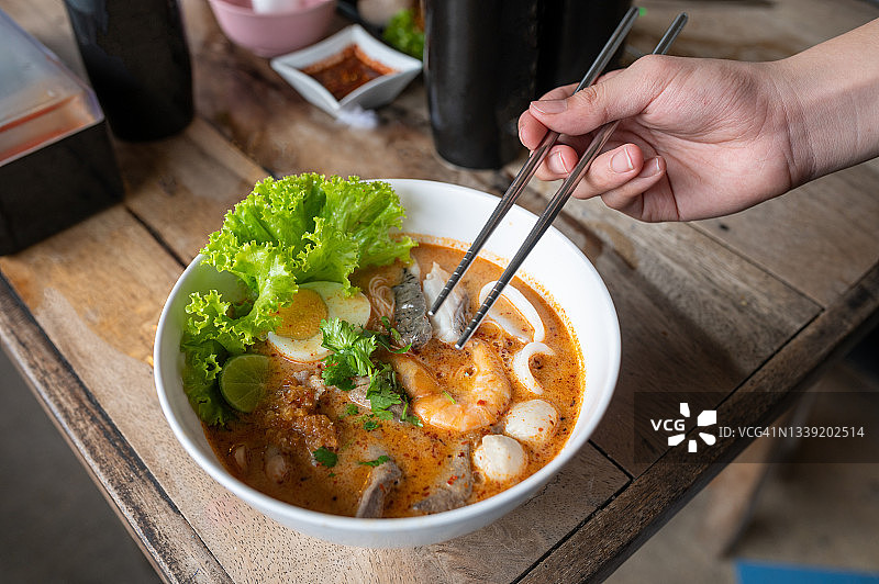 海鲜冬阴功辣面图片素材