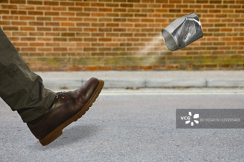 “踢罐子”，概念图片图片素材