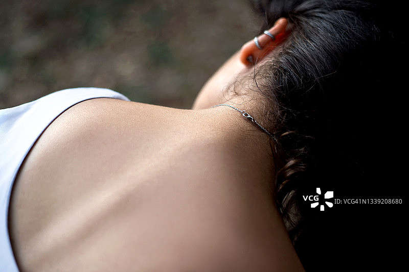 美丽女模特身体部位特写：颈部和背部图片素材