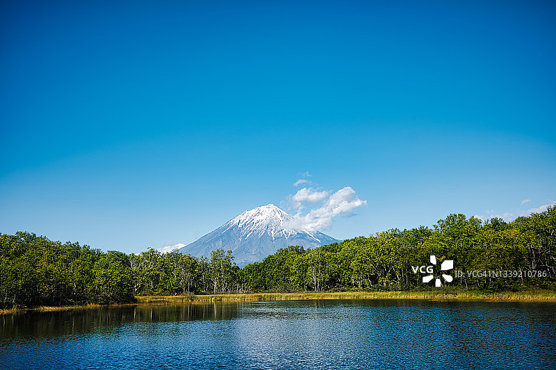 科里亚克火山湖岸风光图片素材