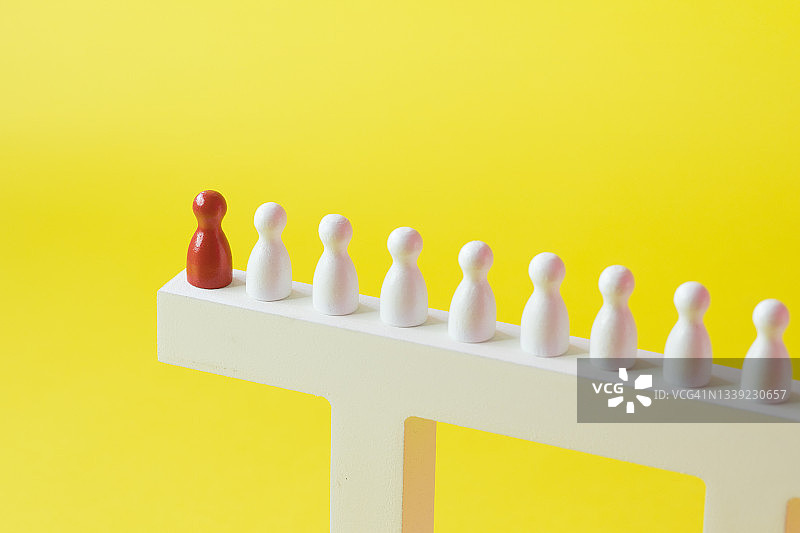 彩色背景上的抽象人物领导力概念静物图片素材