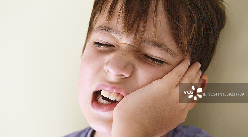 牙疼的男孩图片素材