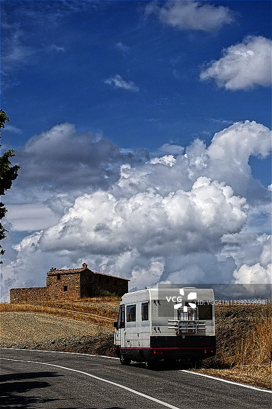 乘坐复古房车旅行图片素材