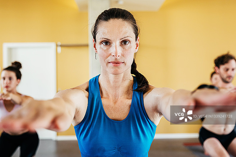 瑜伽教练做姿势的特写镜头图片素材