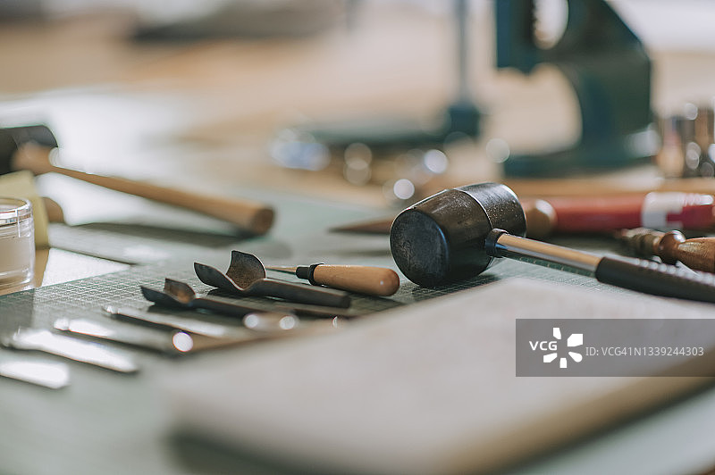 皮革工艺工具，皮革匠人在工作室的工作台图片素材