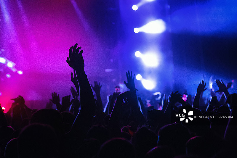 黄色舞台灯光下的人海图片素材