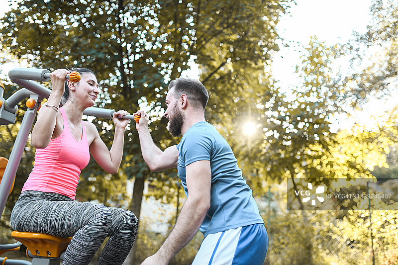女运动员户外健身，男教练指导图片素材