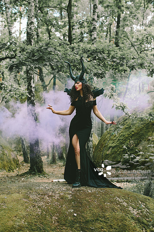 穿黑色礼服的奇幻女士。 黑暗哥特时尚魅力服饰女性。艺术角色扮演沉睡魔咒图片素材