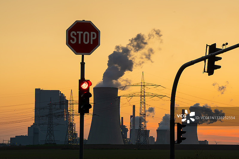黄昏时的发电站图片素材
