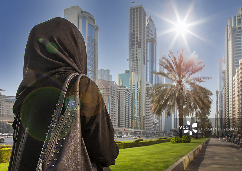 现代城市中的阿拉伯妇女图片素材