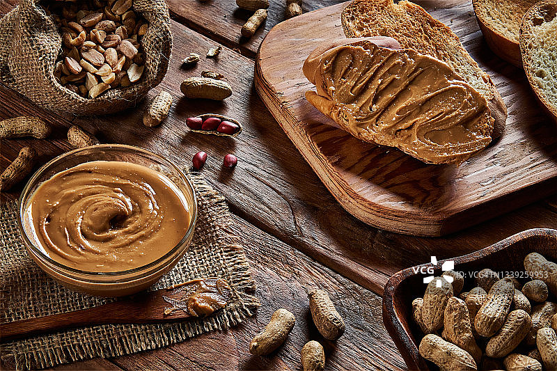 乡村背景面包片上的花生酱图片素材