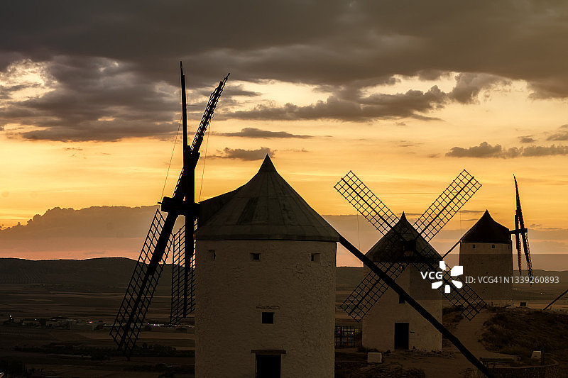 西班牙孔苏埃格拉日落时分的传统中世纪西班牙风车，卡斯蒂利亚-拉曼恰图片素材