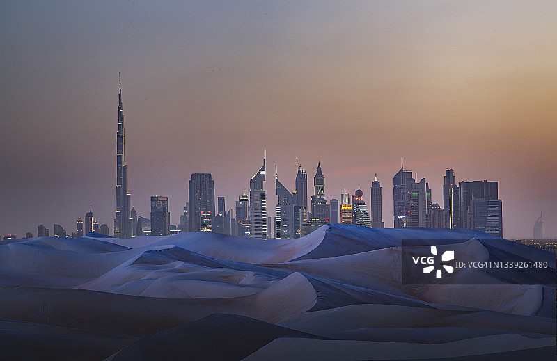 沙漠中的未来城市图片素材