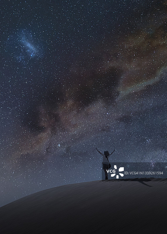 在沙丘上观赏星空的女人图片素材