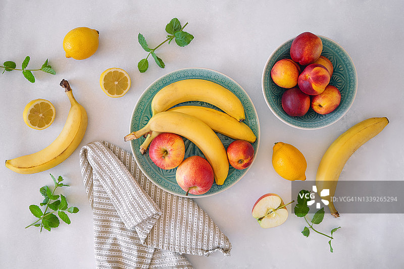 桌子上的新鲜水果图片素材