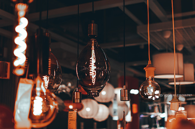 天花板上的吊灯特写图片素材