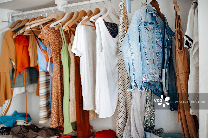 衣架上的女士休闲服装图片素材