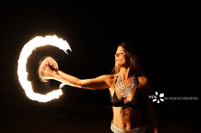 夜晚玩火圈杂耍的女人图片素材