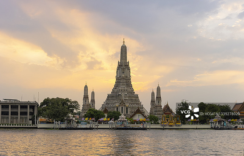 夜幕下的泰国曼谷郑王庙与游轮图片素材