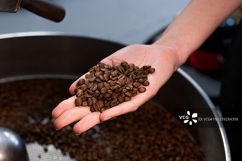 手持咖啡豆的女性企业主图片素材