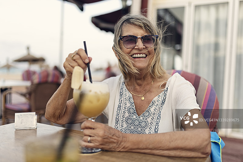 妇女在餐厅喝鸡尾酒图片素材