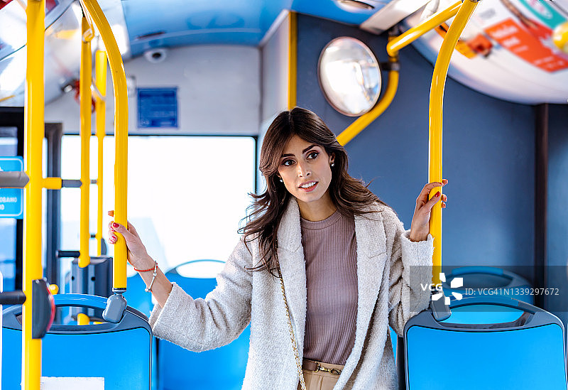 乘坐公共交通工具的女人图片素材