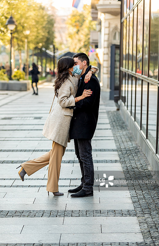 相爱的年轻英俊男人和漂亮女人拥抱的异性恋夫妇图片素材
