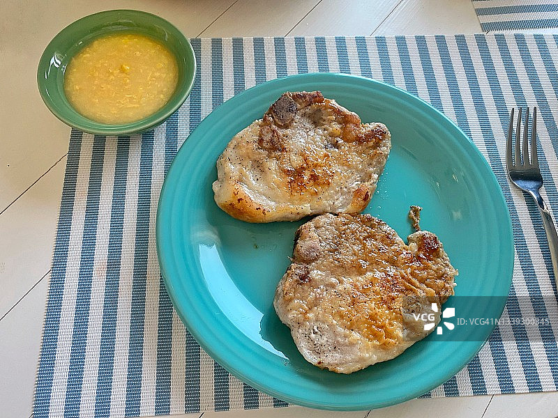 自制新鲜炸猪排配奶油玉米图片素材