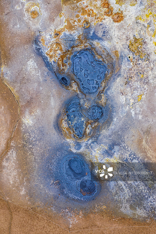 航拍：冰岛Hverir地热温泉群图片素材