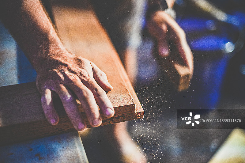 男人双手打磨木工DIY项目特写图片素材
