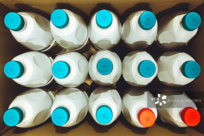 箱子里的塑料瓶俯视图图片素材