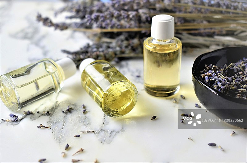 薰衣草花束精油瓶图片素材