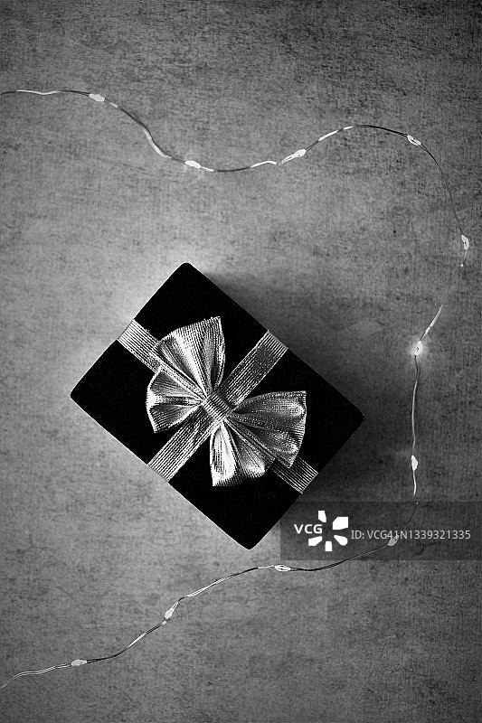 带有圣诞灯的圣诞礼物图片素材